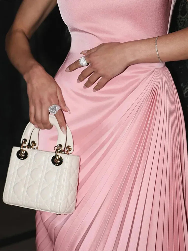 Robe longue plissée rose sans manches, en polyester, avec une longueur jusqu'au sol et un col asymétrique élégant.