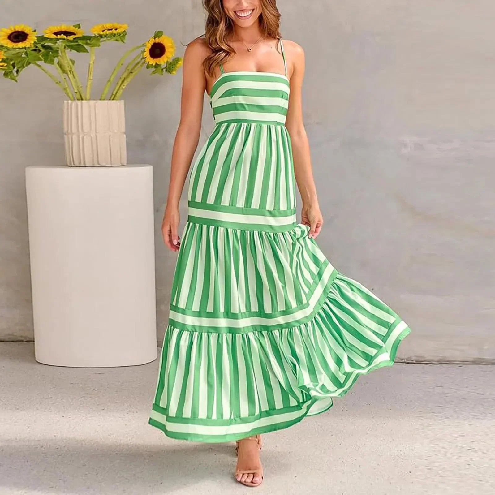 Robe longue à rayures, bretelles, étages, en coton léger, disponible en plusieurs couleurs pour un été décontracté.