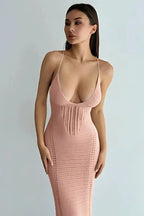 Robe longue rose en tissu ajouré avec décolleté plongeant, idéale pour une tenue de soirée élégante.