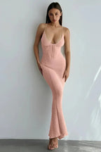 Robe longue rose avec décolleté plongeant, en tissu ajouré, parfaite pour une tenue soirée élégante et féminine.