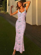 Robe longue rose à bretelles, en tissu léger, ornée de fleurs et d'un détail volant pour un look estival.