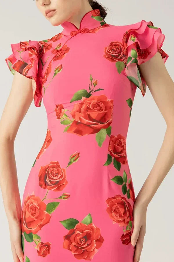 Robe longue rose avec motifs floraux, manches volantées et col haut, fabriquée en coton léger pour un confort optimal.