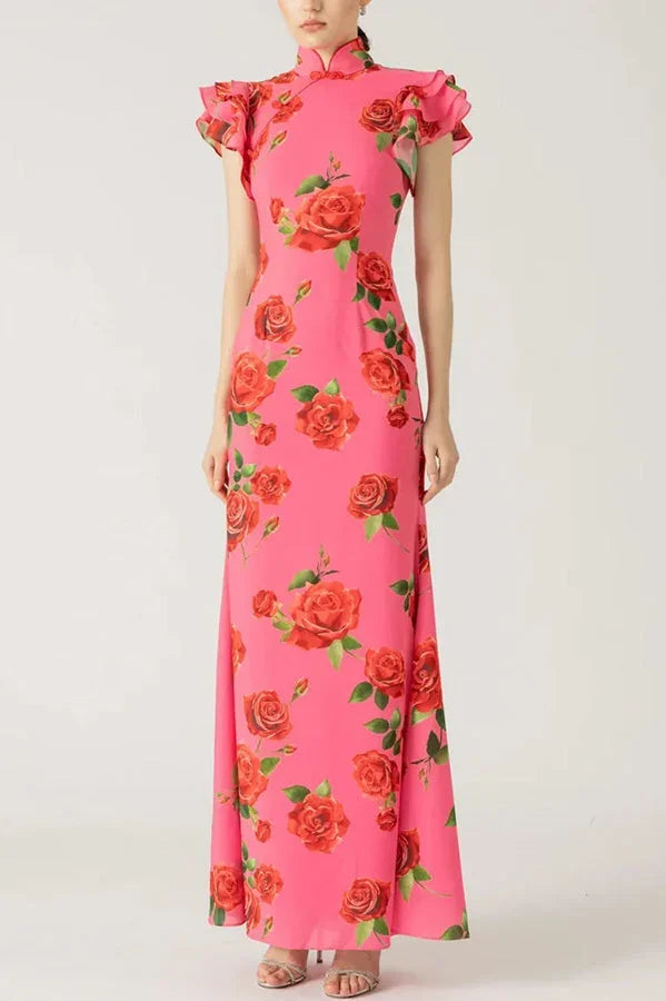 Robe longue rose en tissu léger, à motifs floraux, manches volantées et col haut, idéale pour les occasions estivales.