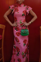 Robe longue rose avec imprimé floral, manches volantées et col haut, en tissu léger et confortable, idéale pour les occasions…