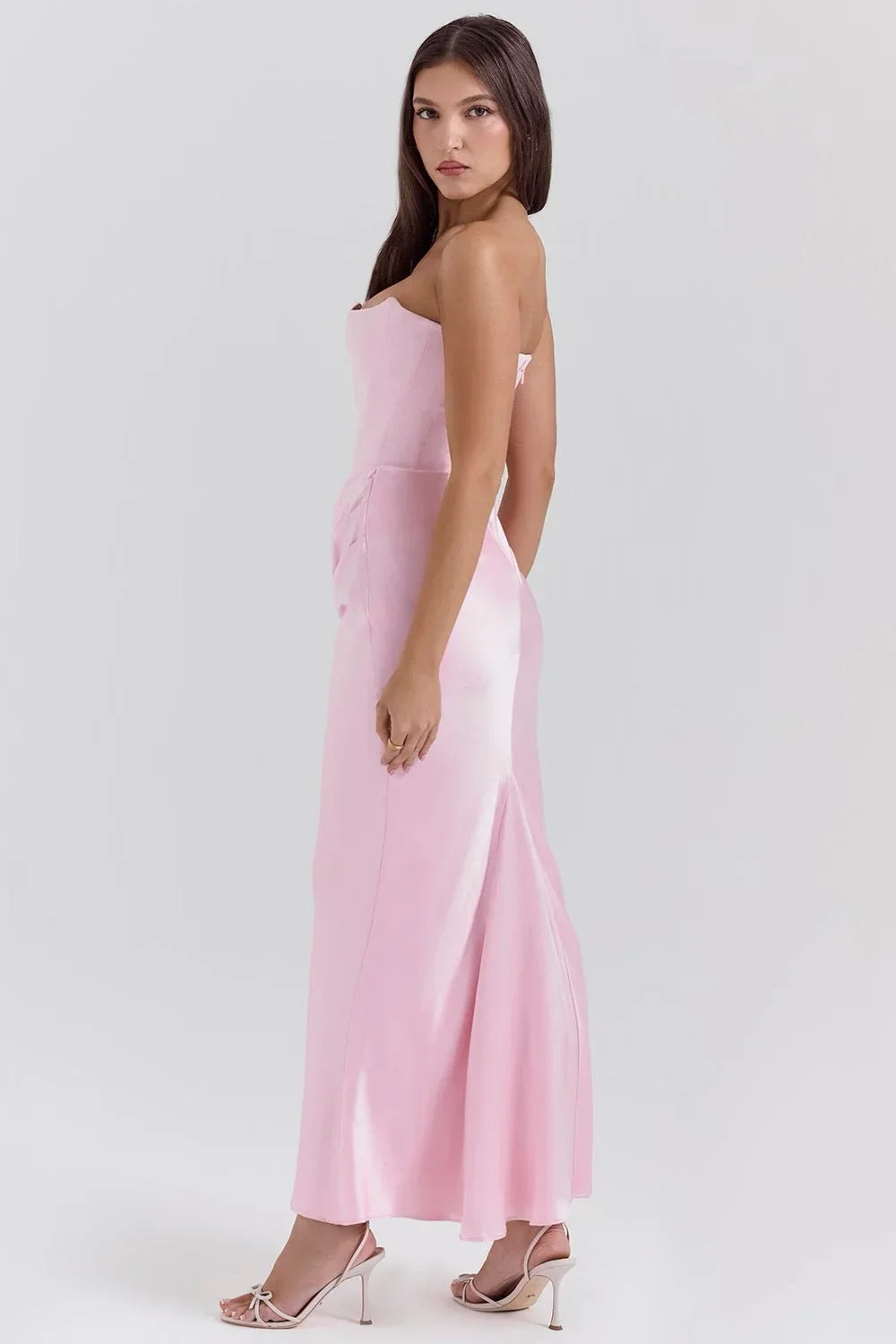 Robe longue rose sans bretelles en satin drapé, avec un bustier élégant et fluide pour une silhouette flatteuse.
