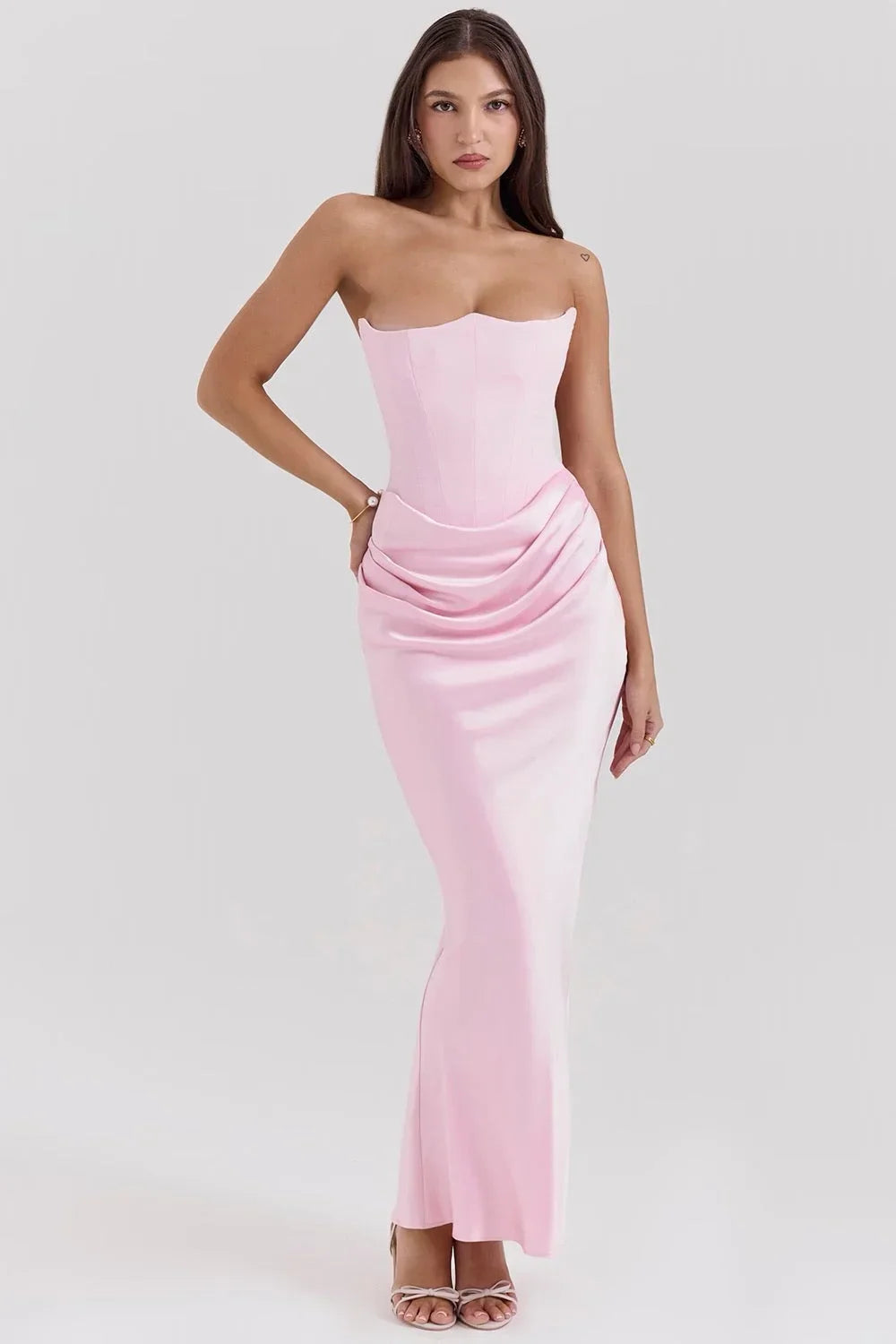 Robe longue rose sans bretelles en satin, avec un drapé élégant au niveau du bustier et une coupe fluide pour un confort…