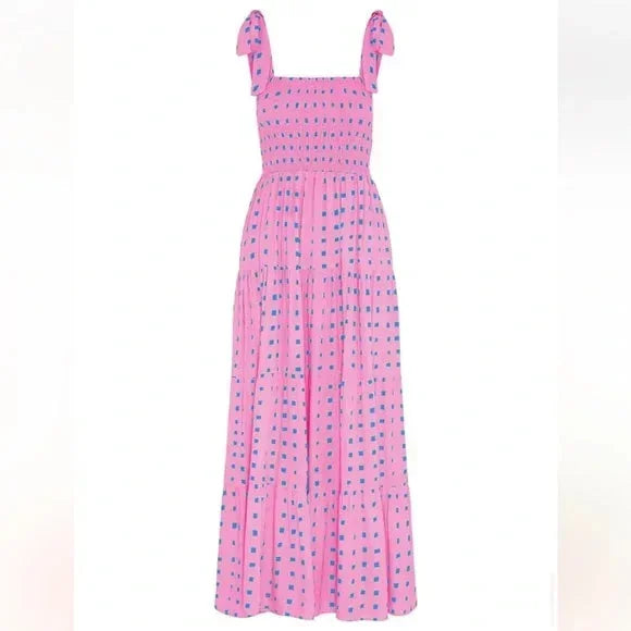 Robe longue rose smockée à bretelles nouées, en coton léger, avec un imprimé floral pour un style estival décontracté.