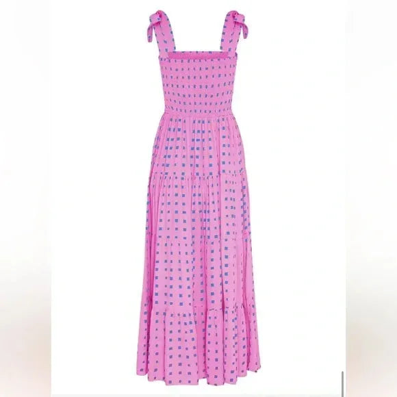 Robe longue rose smockée à bretelles nouées, en coton léger, avec un imprimé floral d'été pour un style décontracté.