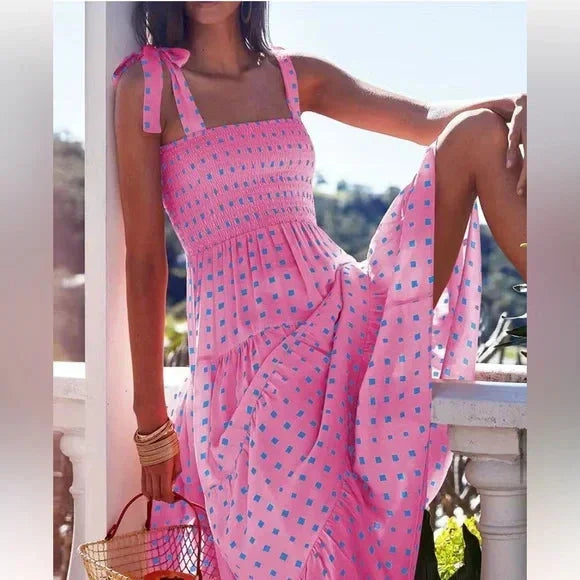 Robe longue rose en coton smocké, à bretelles nouées, avec motif imprimé parfaite pour l'été.