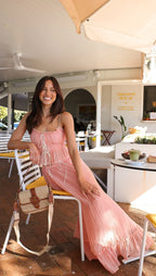 Robe longue rose à volants, légère en coton, avec liens ajustables pour un style décontracté et confortable d'été.