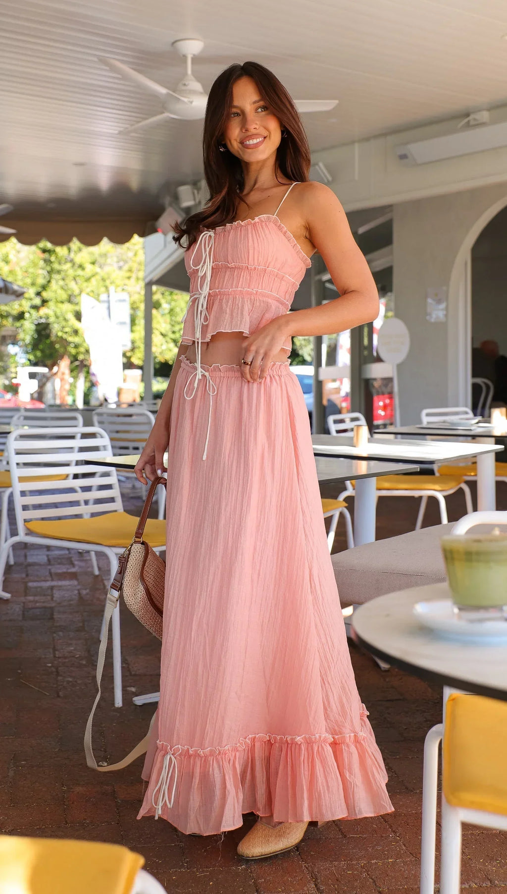 Robe longue rose à volants en coton léger, idéale pour l'été, avec des liens ajustables pour un style décontracté.