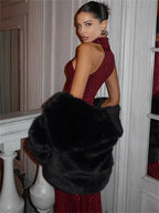 Robe longue rouge bordeaux en tissu scintillant, col halter, coupe ajustée idéale pour les événements en soirée.