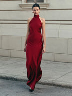 Robe longue rouge en satin, dos nu avec nœud traînant, parfaite pour les soirées élégantes.