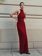 Robe longue rouge à dos nu avec nœud traînant, en satin fluide pour une silhouette élégante et un confort toute la soirée.