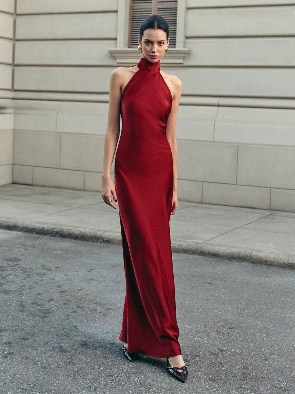Robe longue rouge à dos nu avec nœud traînant en satin, idéale pour une soirée élégante, fluide et légère.