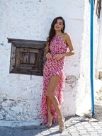 Robe longue rouge à une épaule, en tissu léger, avec volant fendu et motif fleuri, idéale pour les mariages d'été.