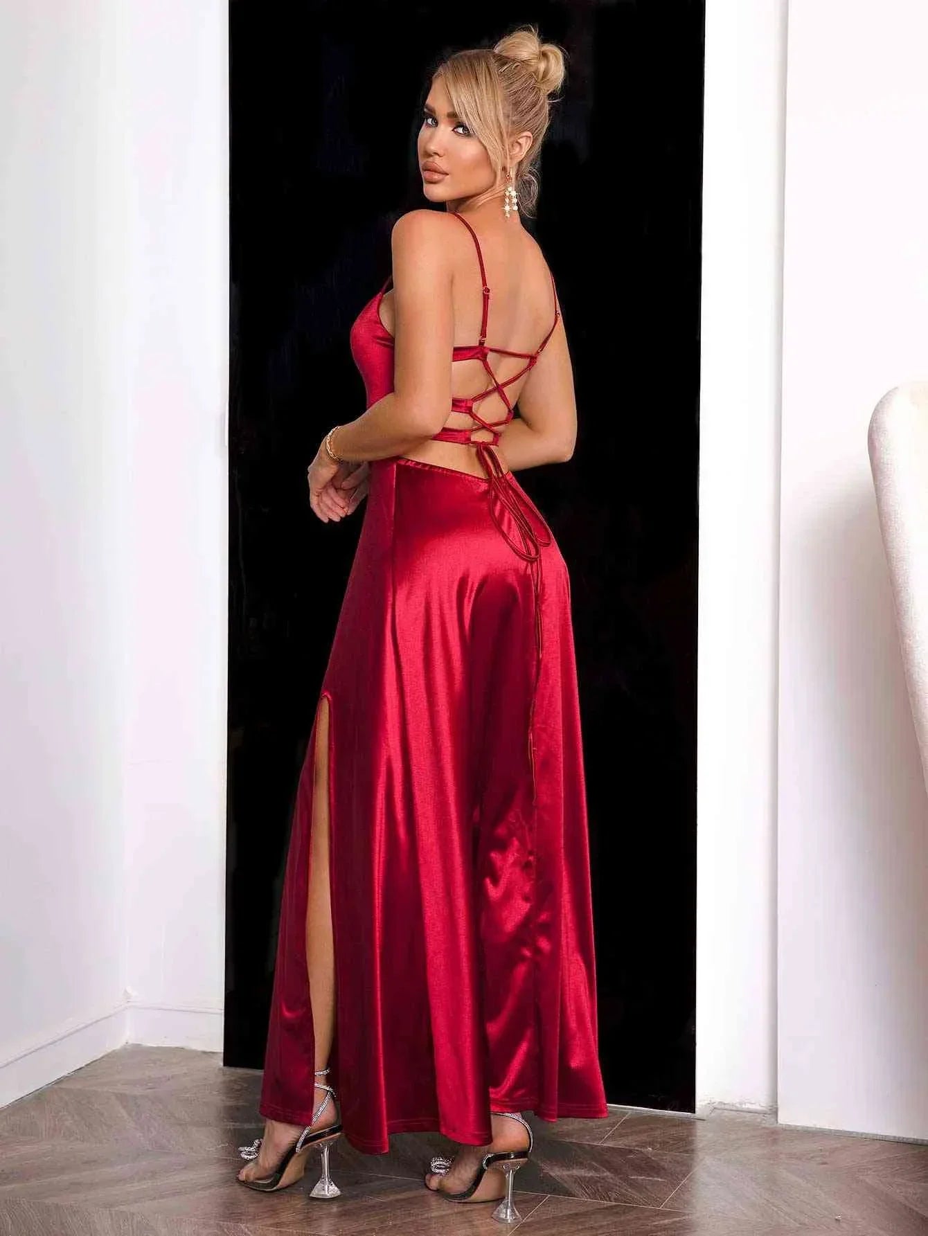 Robe longue rouge en satin, bretelles fines et fente élégante pour une silhouette fluide lors des soirées.