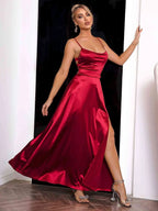 Robe longue rouge en satin avec bretelles fines et fente, idéale pour une soirée élégante.