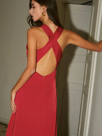 Robe longue rouge satinée sans manches avec fente latérale, idéale pour les soirées, en tissu doux et éclatant.