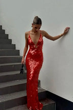 Robe longue rouge à sequins, décolleté plongeant, sans manches, en tissu léger parfait pour les soirées.