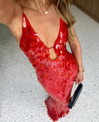 Robe longue rouge en sequins avec décolleté plongeant, sans manches, idéale pour une soirée élégante.