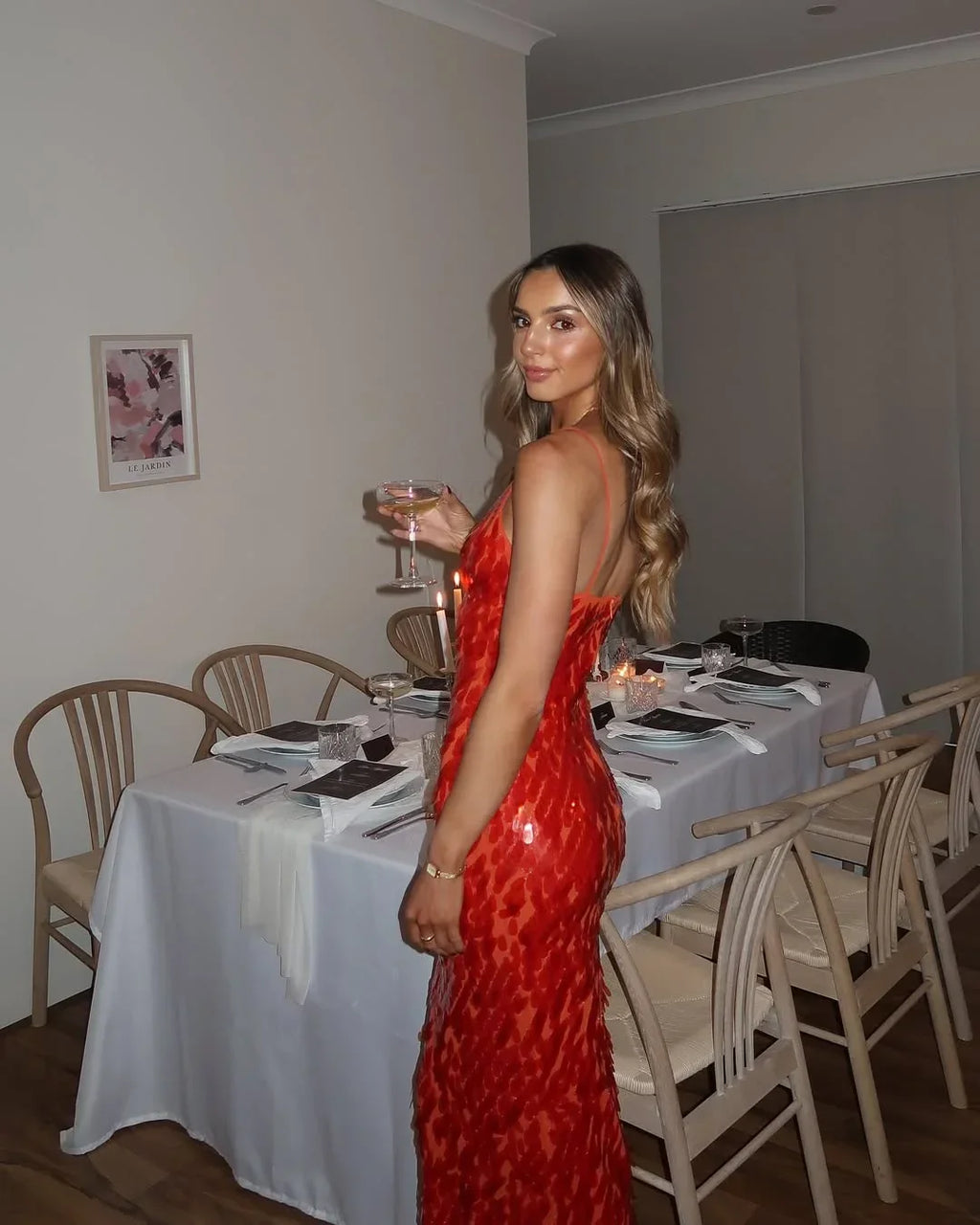 Robe longue rouge en sequins, décolleté plongeant, sans manches, parfaite pour les soirées élégantes et les événements…
