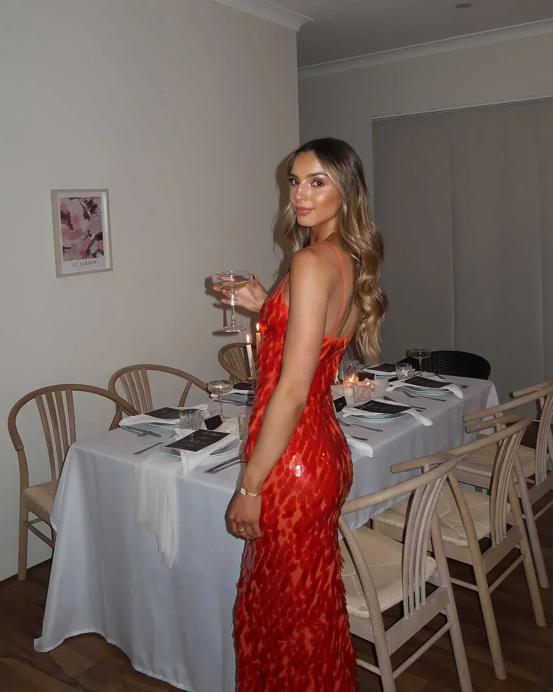 Robe longue rouge en sequins, décolleté plongeant, sans manches, parfaite pour les soirées élégantes et les événements…