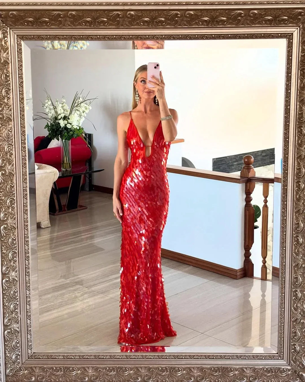 Robe longue rouge en sequins, décolleté plongeant, sans manches, parfaite pour les soirées, au tissu scintillant et fluide.