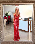 Robe longue rouge en sequins, décolleté plongeant, sans manches, parfaite pour les soirées, au tissu scintillant et fluide.
