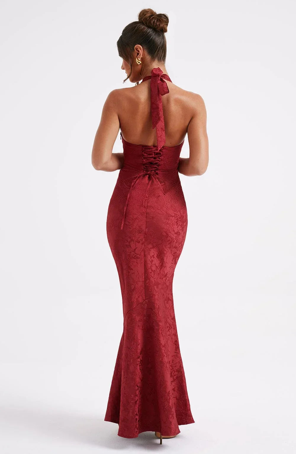 Robe longue rouge en tissu fluide, col licou, nœud à la taille, idéale pour les soirées élégantes.