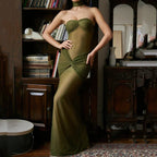 Robe longue sans bretelles en tissu scintillant, avec des détails drapés élégants pour une soirée stylée.