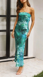 Robe longue fleurie sans bretelles en coton, idéale pour l'été, motif floral vibrant et coupe légère.