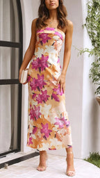 Robe longue sans bretelles fleurie en coton léger, design fluide idéal pour les journées d'été ensoleillées.