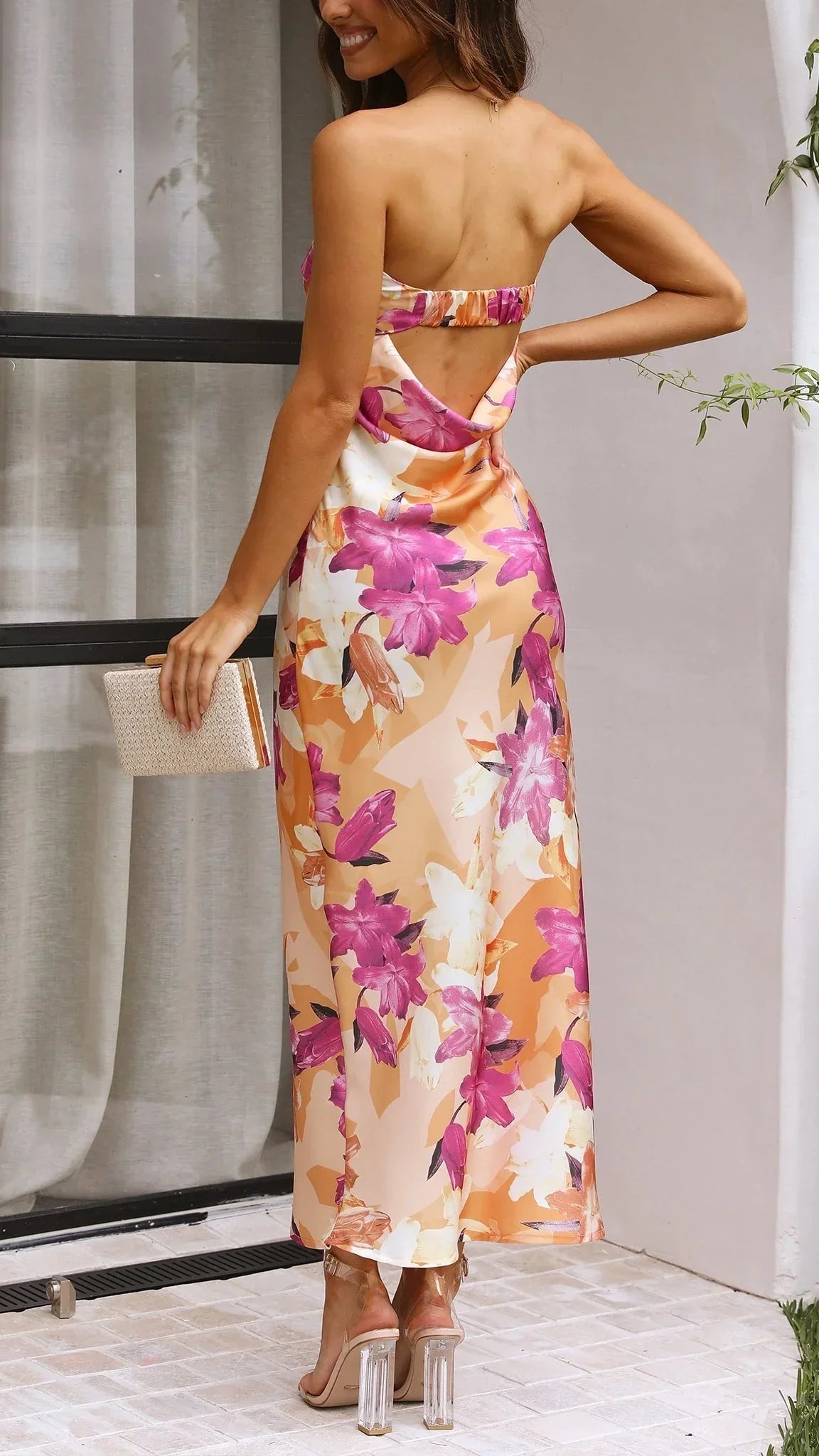 Robe longue sans bretelles pour femmes, en tissu léger, avec un motif floral coloré, idéale pour les journées d'été.