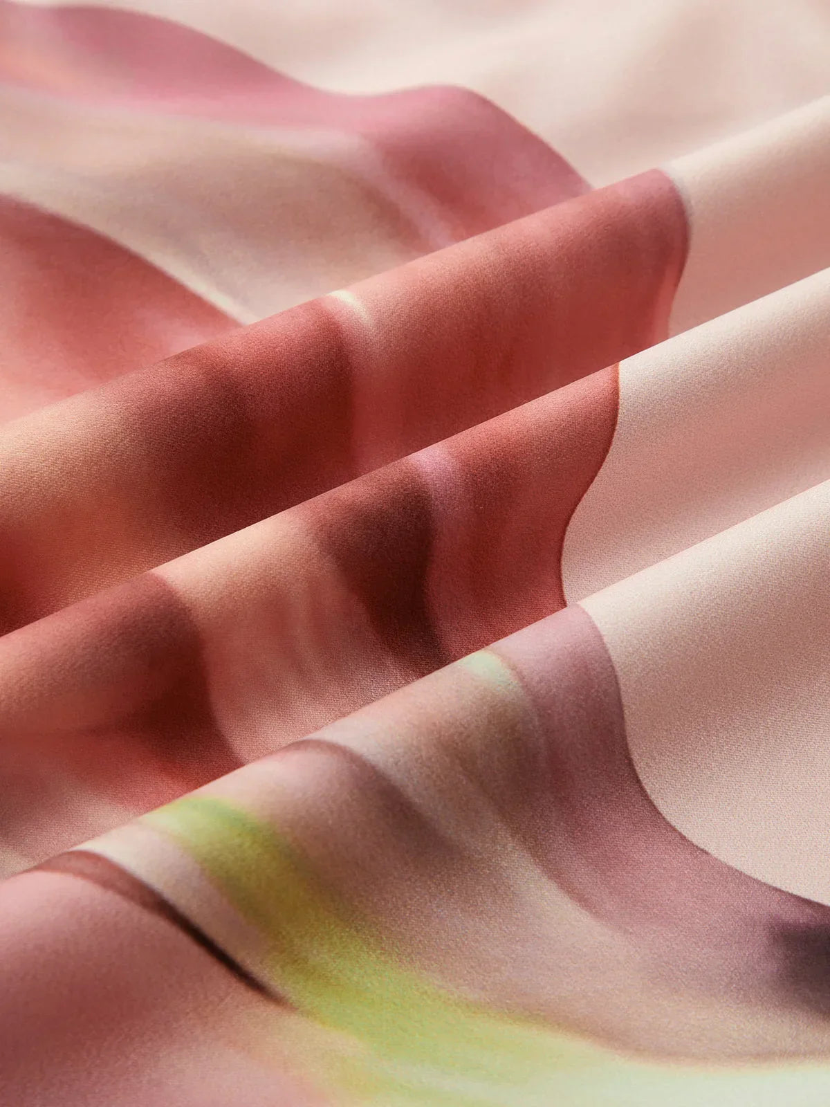 Robe longue sans bretelles en tissu léger avec motif floral orangé, idéale pour les soirées d'été.