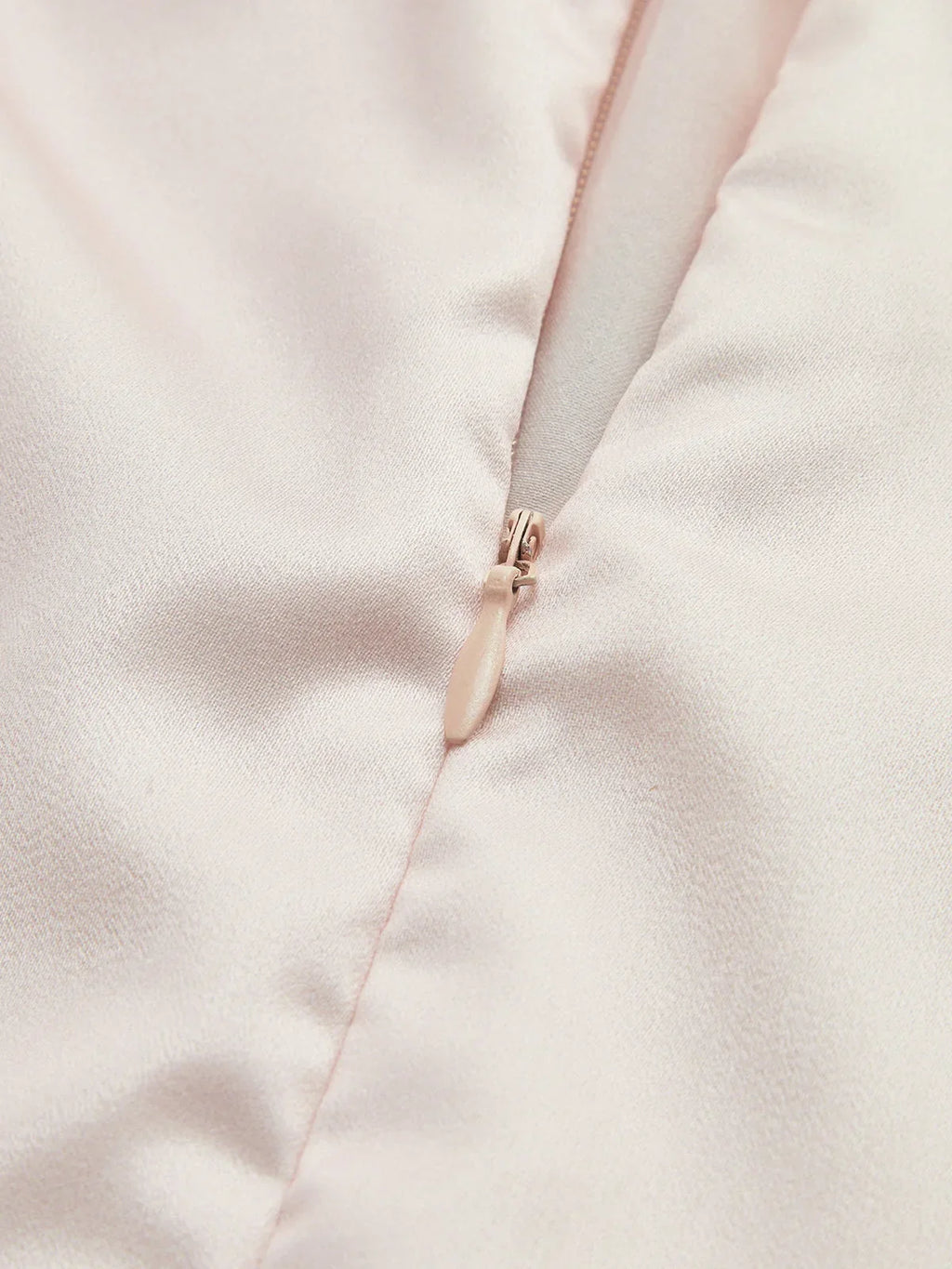 Robe longue sans bretelles avec motif floral orangé, en tissu léger et fluide, idéale pour les soirées d'été.