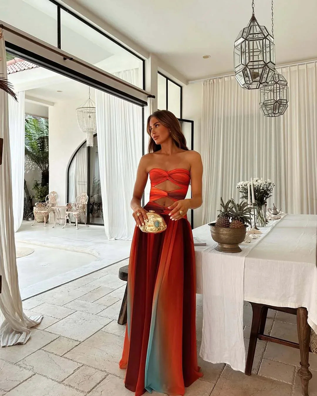 Robe longue sans bretelles en tissu léger, motifs blocs rouges et oranges, parfaite pour les soirées d'été.