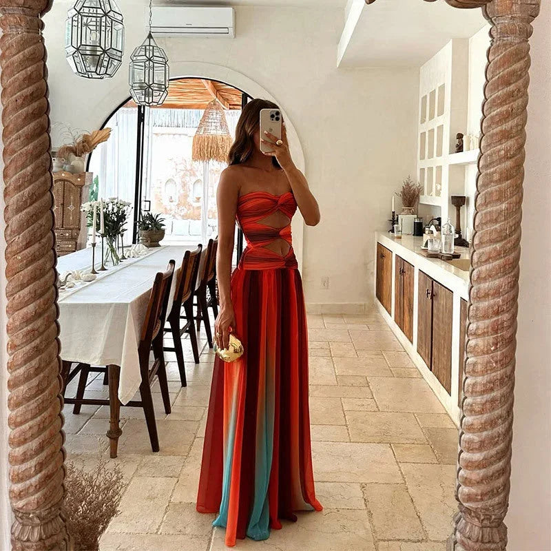 Robe longue sans bretelles rouge et orange à motifs blocs, en tissu léger, parfaite pour les soirées d'été.