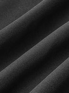 Robe longue sans manches en tissu léger, col montant, découpes élégantes, idéale pour une tenue d'été décontractée.