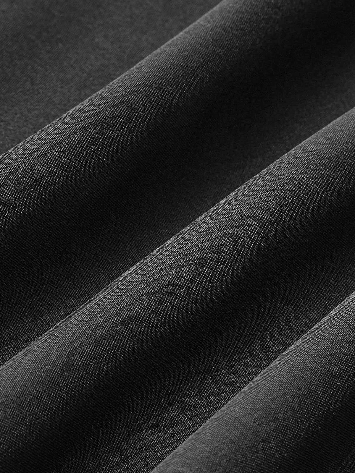 Robe longue sans manches en tissu léger, col montant, découpes élégantes, idéale pour une tenue d'été décontractée.