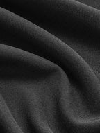 Robe longue sans manches en tissu léger, col montant, découpes latérales, idéale pour les journées d'été décontractées.