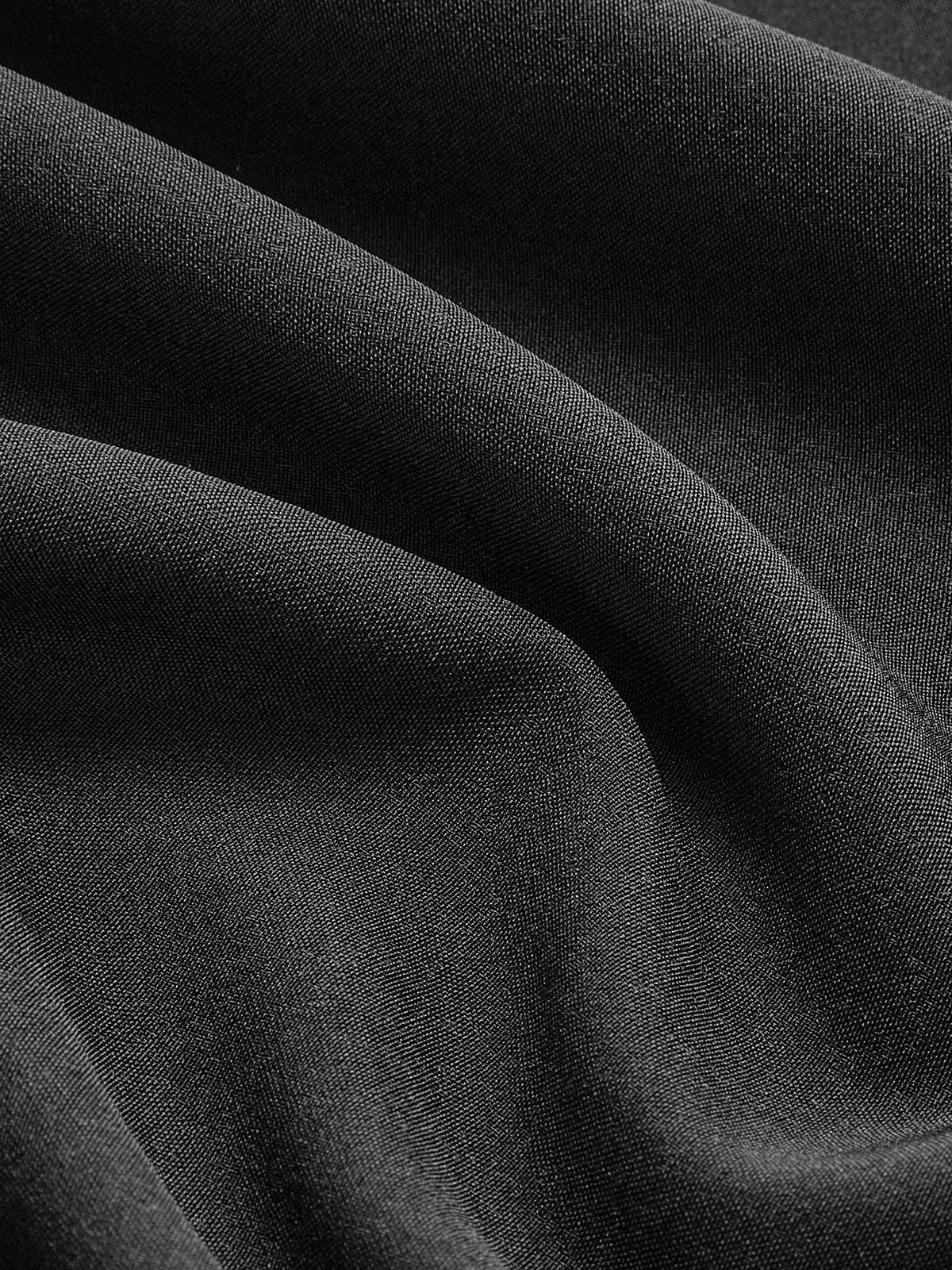 Robe longue sans manches en tissu léger, col montant, découpes latérales, idéale pour les journées d'été décontractées.