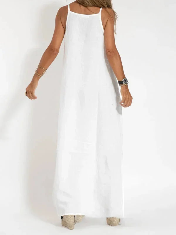 Robe longue sans manches en tissu léger, coupe fluide idéale pour une tenue décontractée pendant l'été.