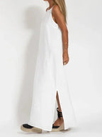 Robe longue sans manches en tissu léger, coupe fluide pour un confort optimal lors des journées d'été.