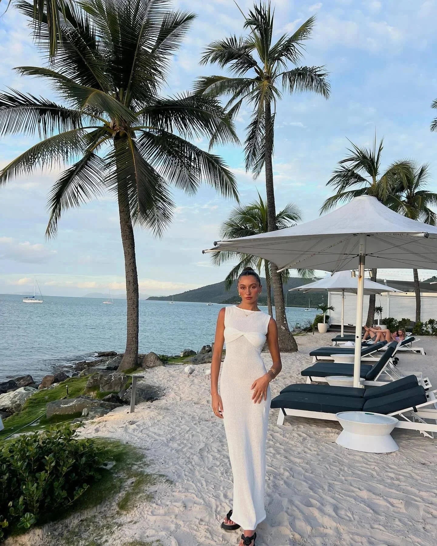 Robe longue sans manches en coton léger avec détail torsadé, idéale pour les journées d'été à la plage.
