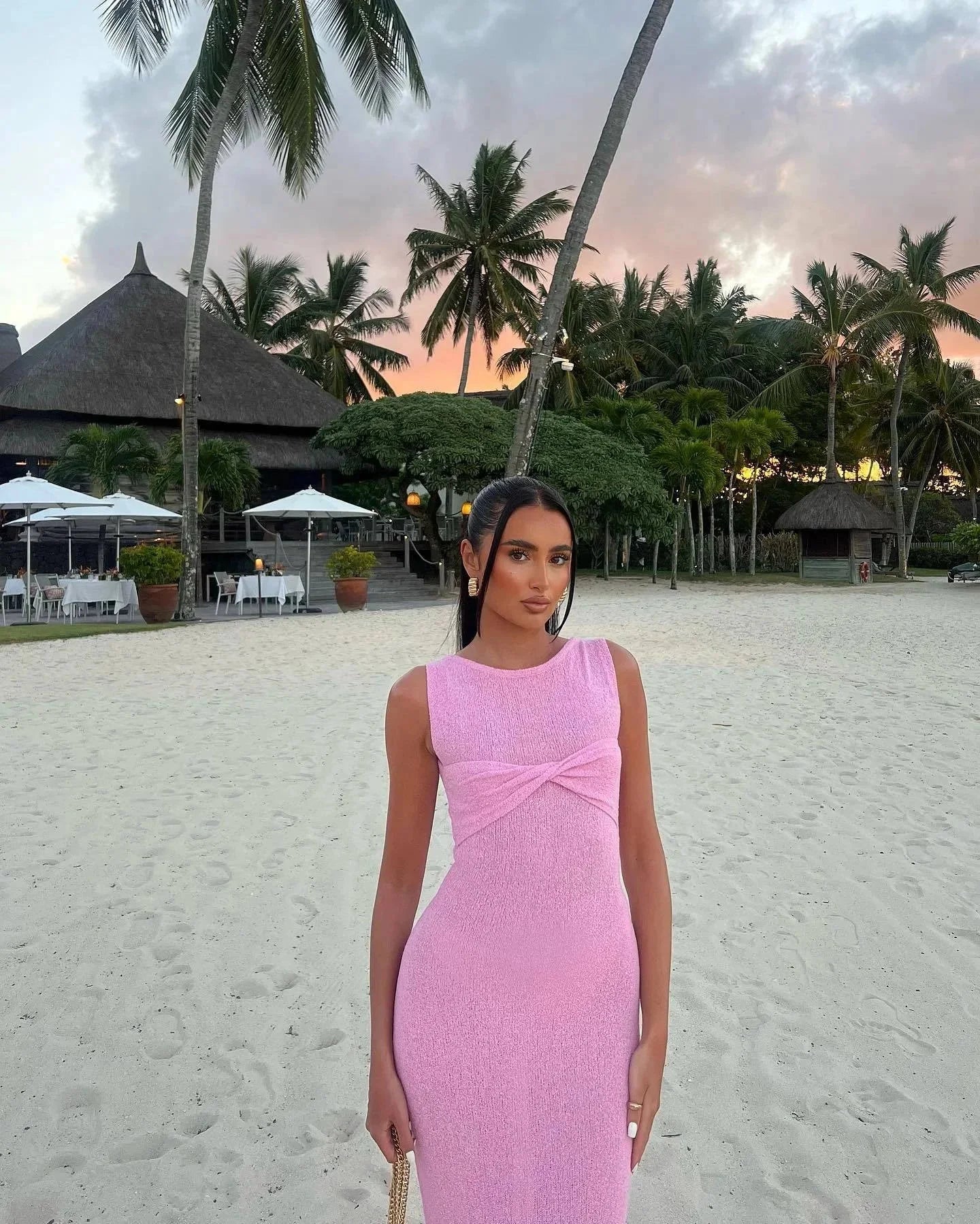 Robe longue sans manches, en coton léger, avec un détail torsadé à la taille, idéale pour les journées d'été à la plage.