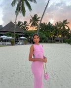 Robe longue sans manches en tissu léger, avec un détail torsadé, idéale pour une journée à la plage.