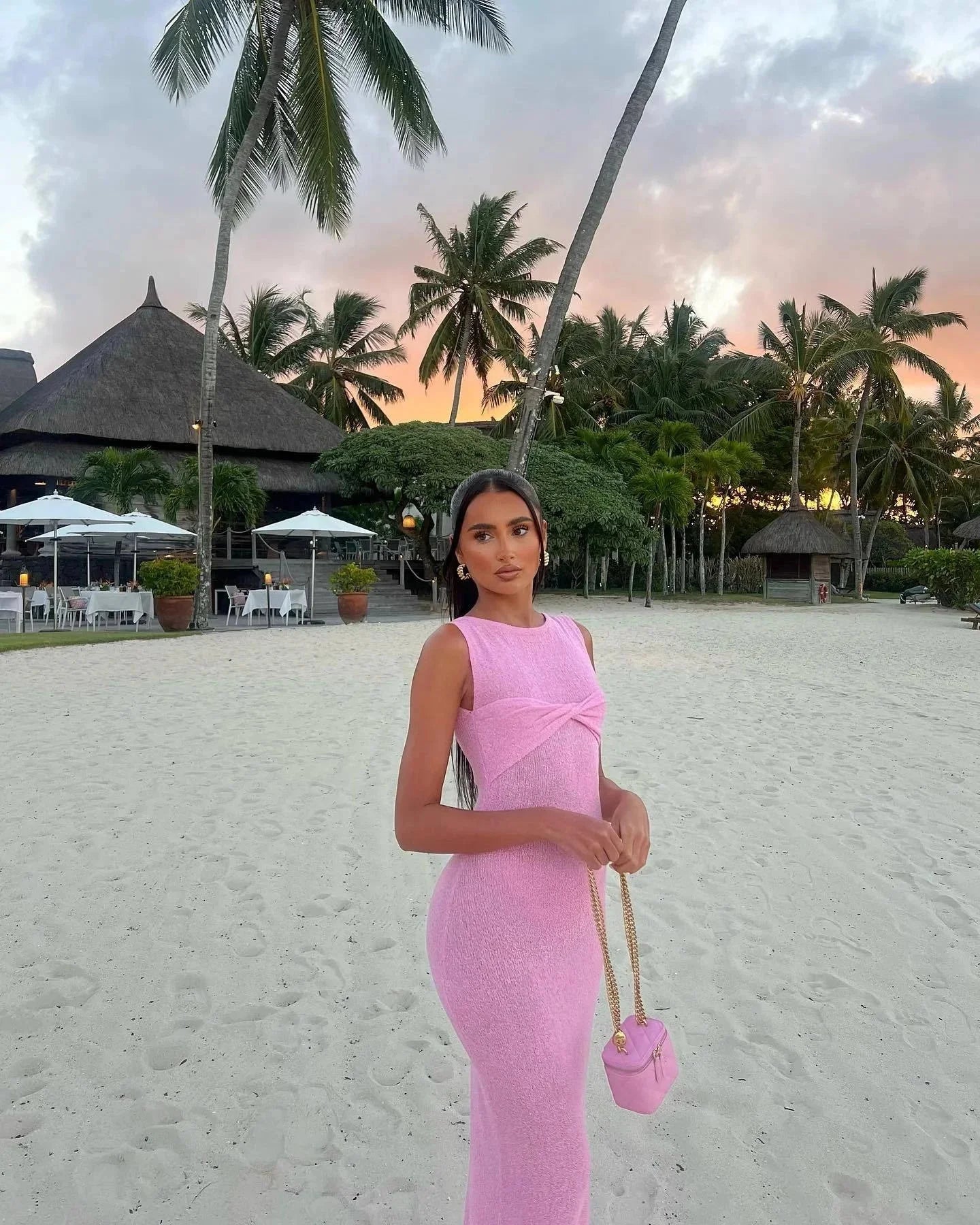 Robe longue sans manches en tissu léger, avec un détail torsadé, idéale pour une journée à la plage.