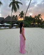 Robe longue sans manches en tissu léger avec détail torsadé, idéale pour les journées d'été à la plage.