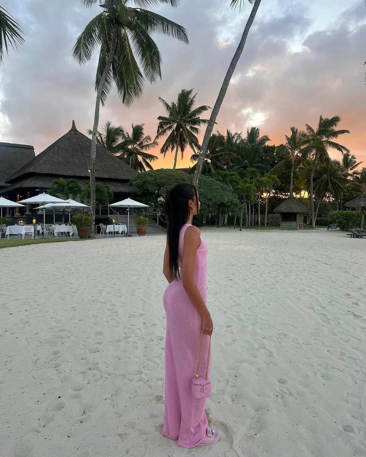 Robe longue sans manches en tissu léger avec détail torsadé, idéale pour les journées d'été à la plage.